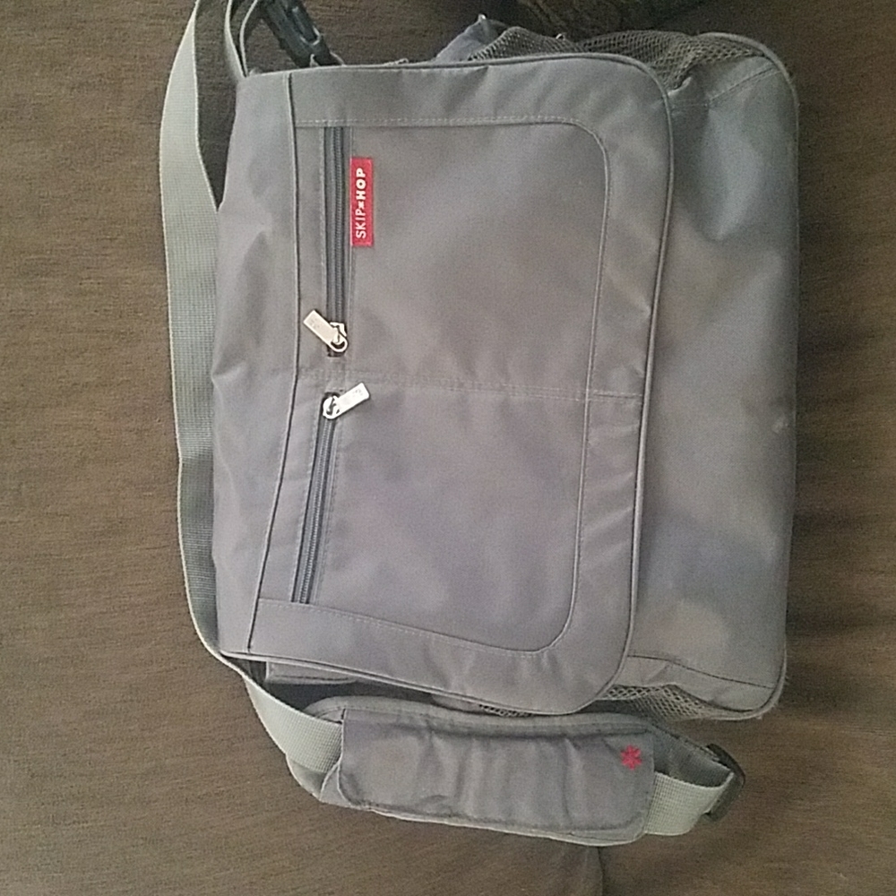LAST CHANCE! SkipHop gray messenger diaper bag, Many zippered pckts, 2 btl hldrs